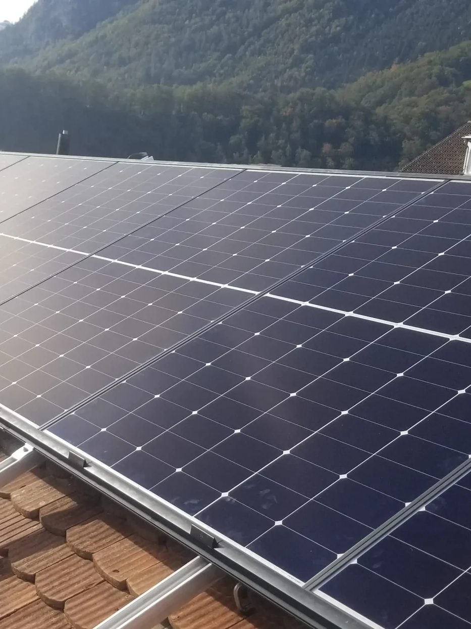 Solarmodule auf einem Ziegeldach mit Bergpanorama