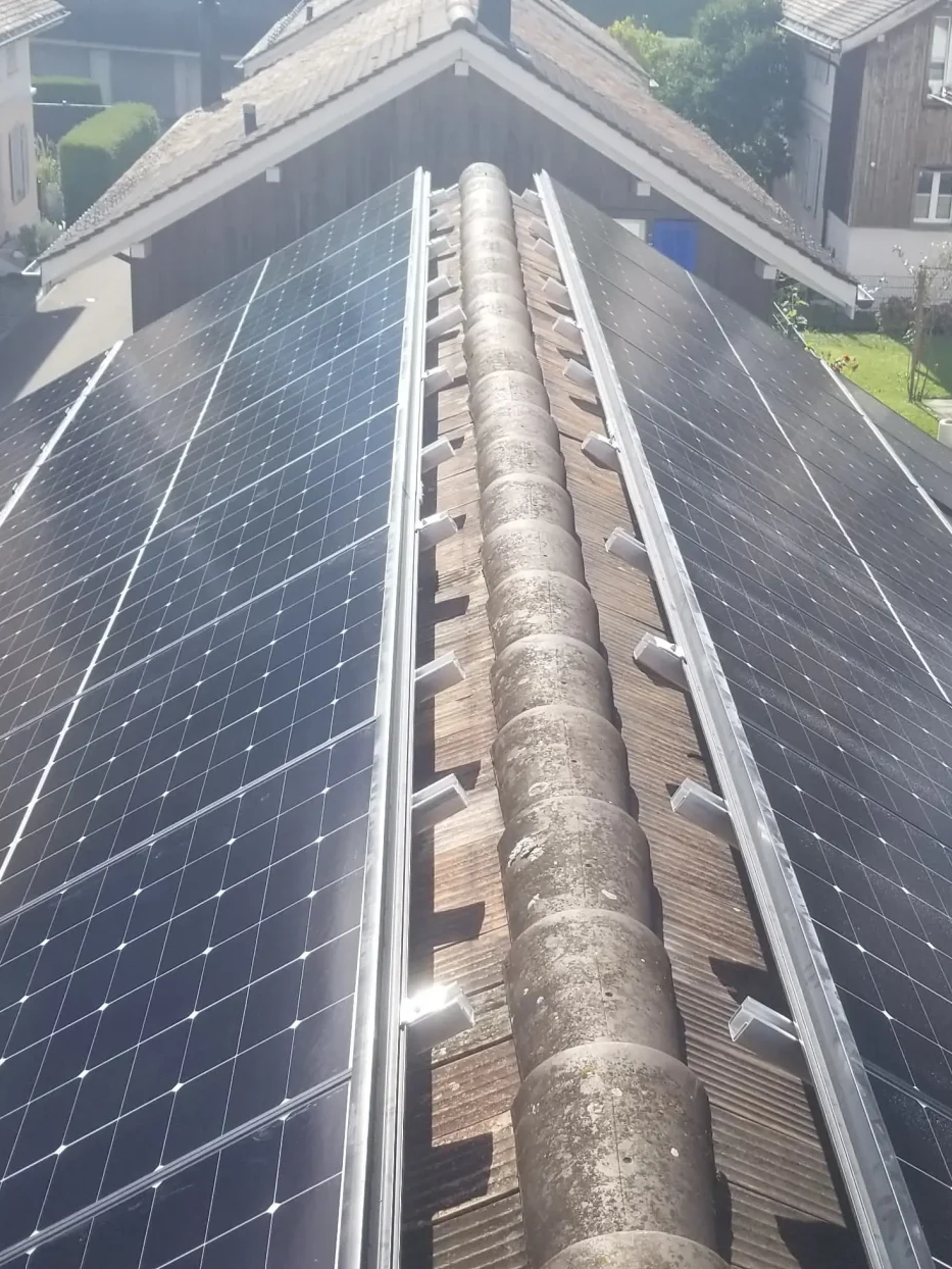 Solaranlage auf beiden Seiten eines Satteldachs