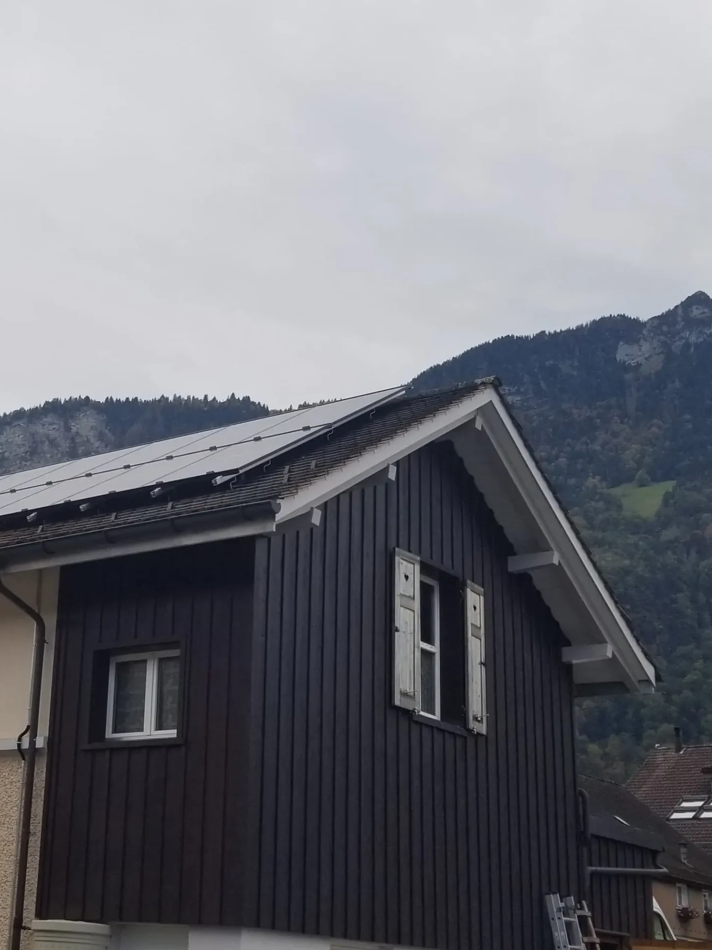 Solaranlage auf einem Wohnhaus mit Holzfassade