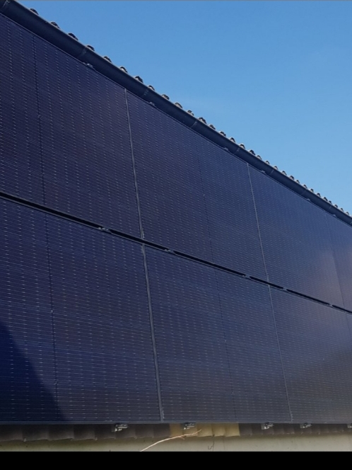 Solarmodule an einer Gebäudefassade