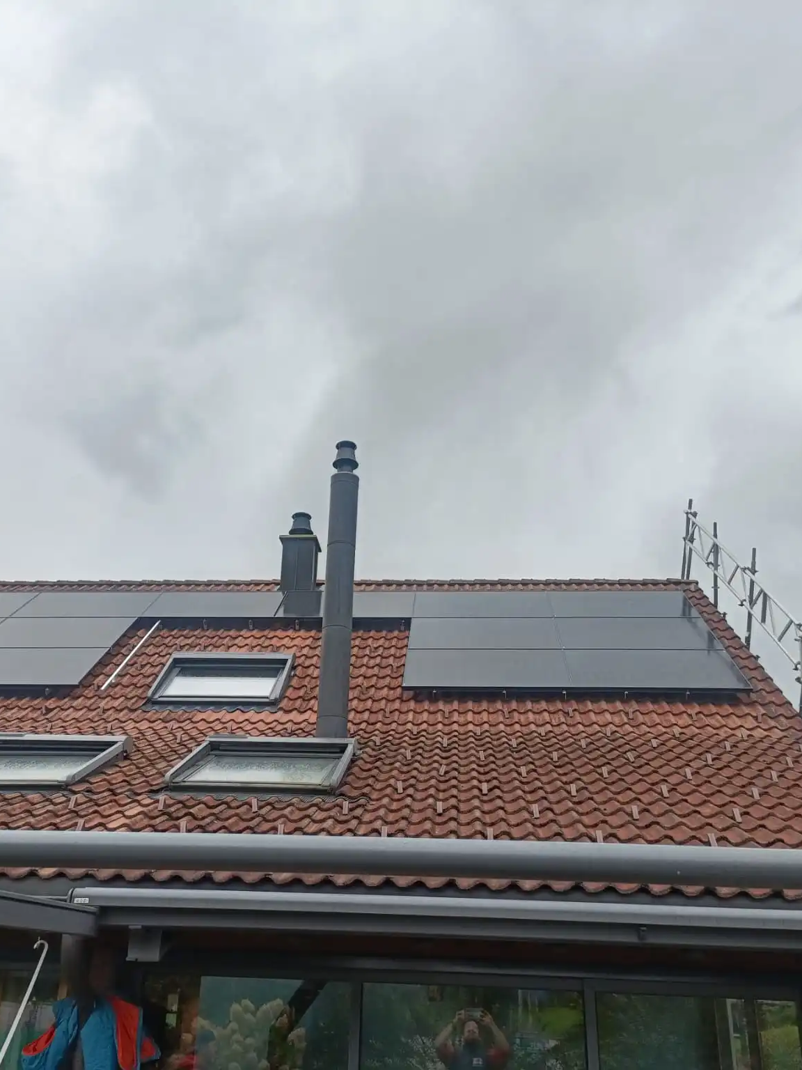 PV-Anlage auf einem Ziegeldach mit Montagegerüst