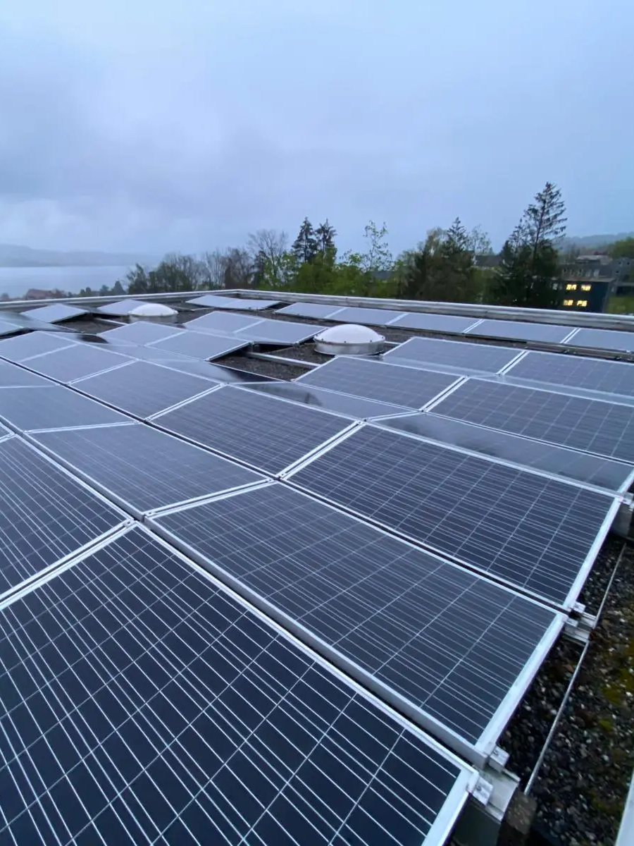 Solarmodule auf einem Flachdach