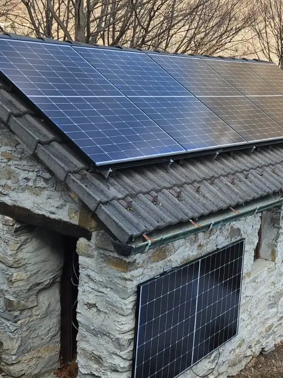 Solaranlage auf einem kleinen Steinhaus
