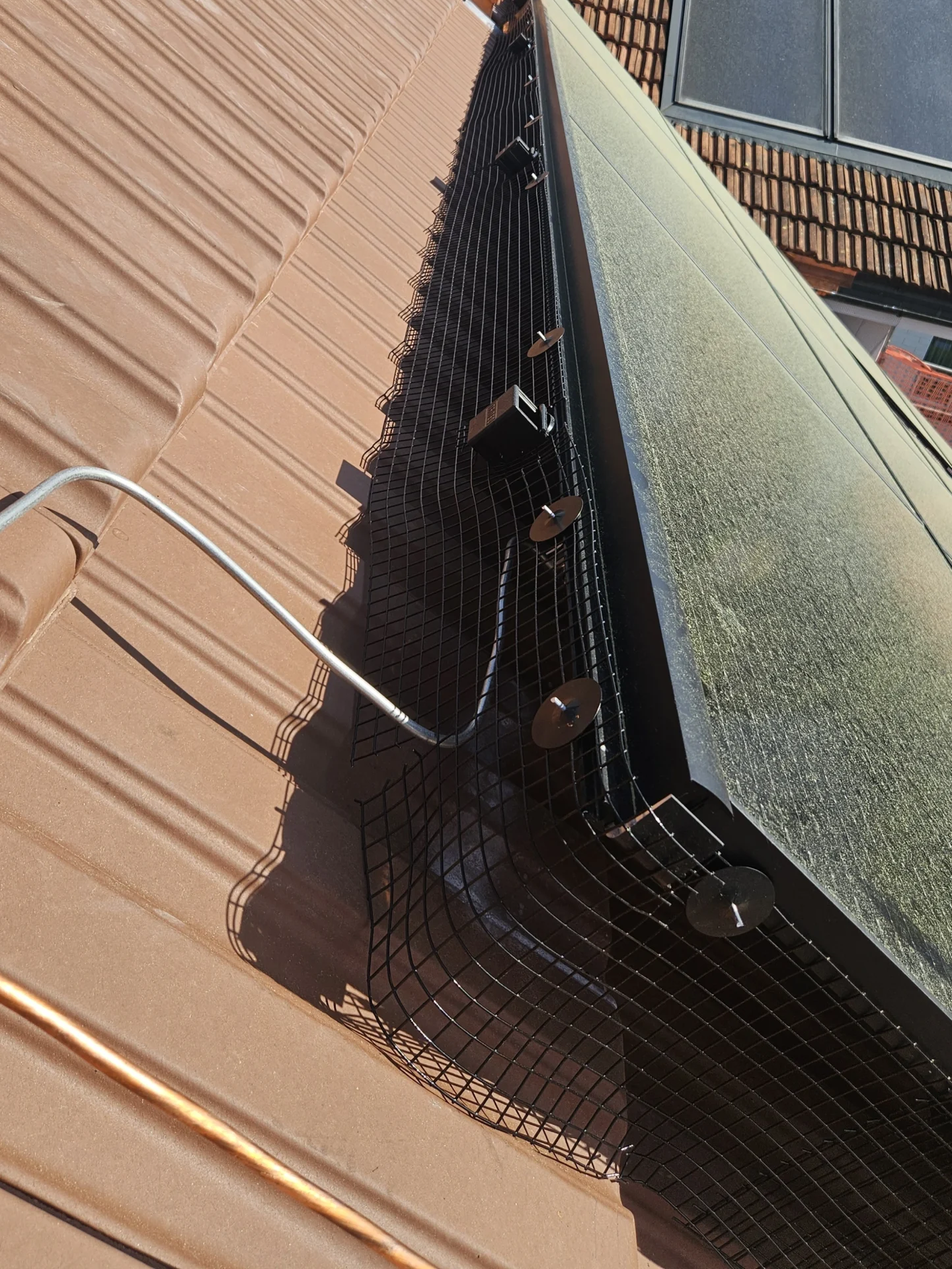 Taubenschutz unter Solarmodulen am Dachrand