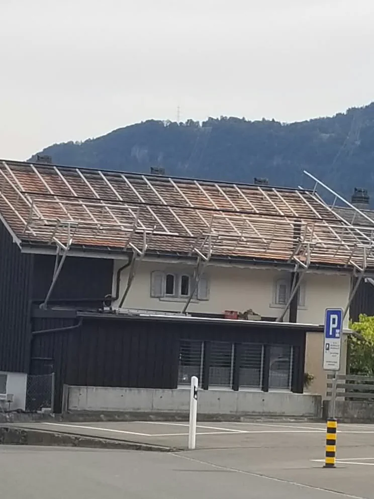 Wohnhaus mit vorbereitetem Dach und Baugerüst vor der Solarmontage