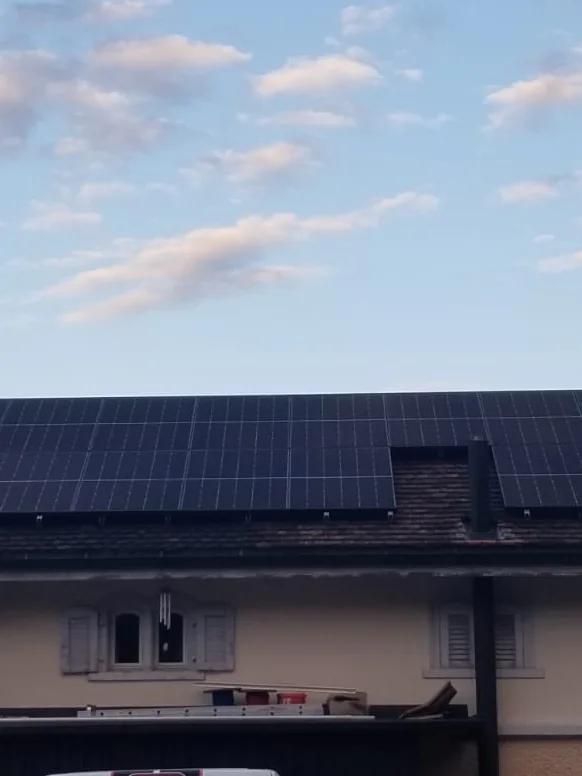 Solaranlage auf einem Wohnhaus im Abendlicht