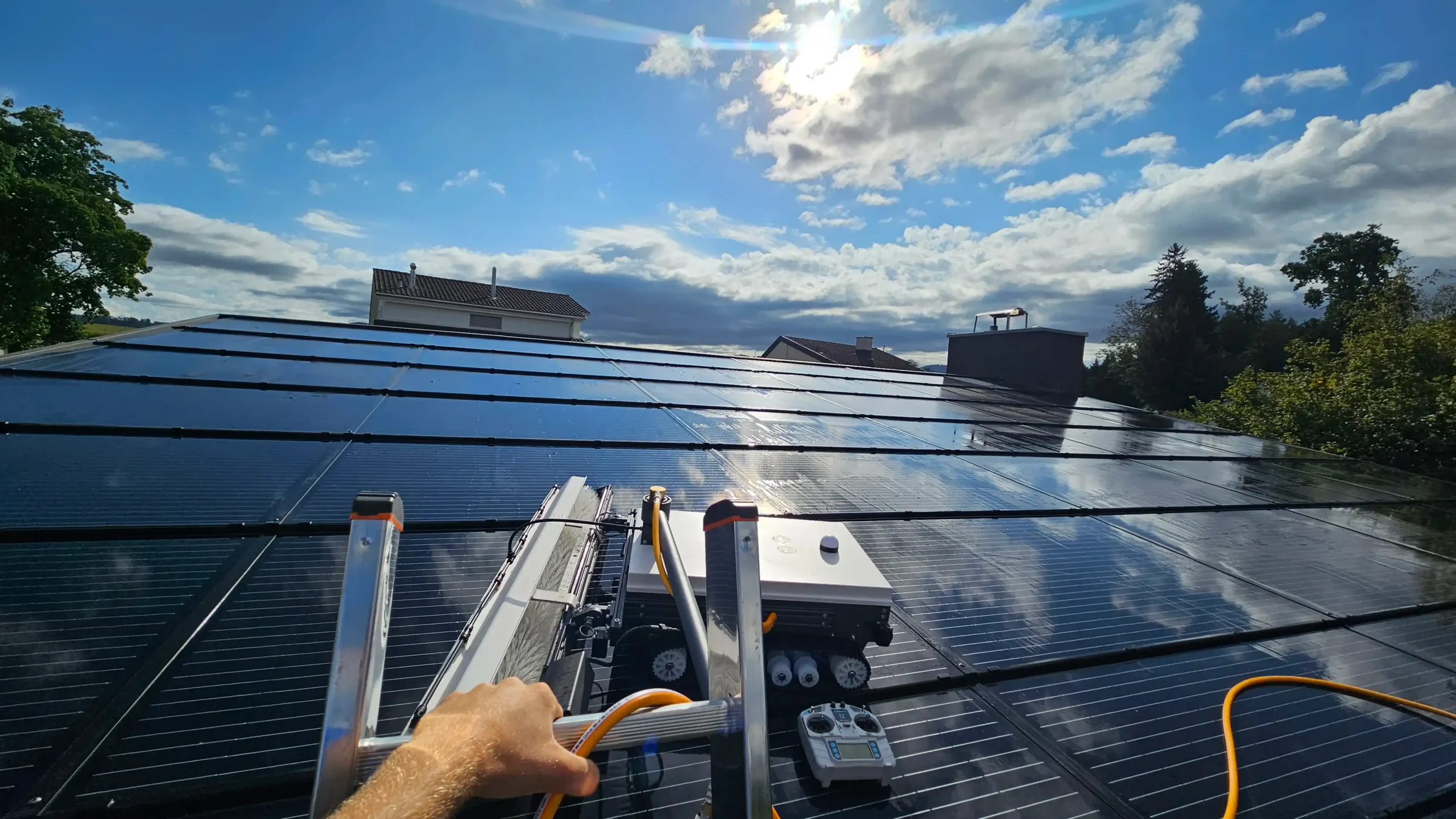 Arbeiten an einer Solaranlage vor Ort