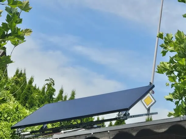 Solar-Tracker für Wiese und Garten mit geneigtem Solarmodul und Drehkranz