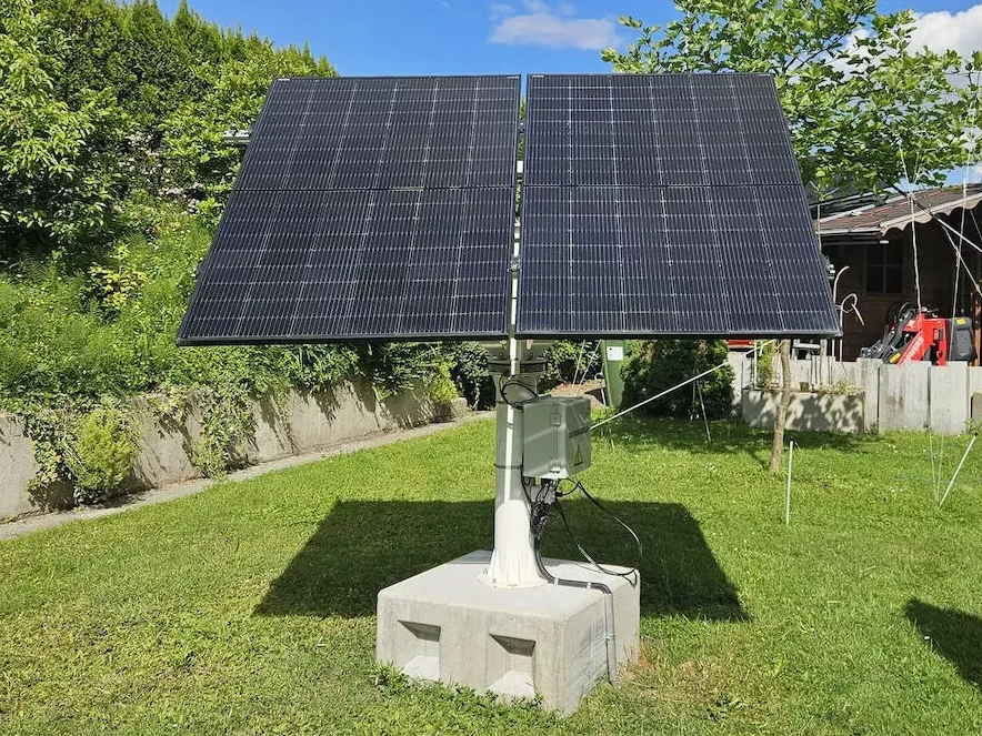 High-Performance-Solar-Tracker mit zwei Solarmodulen auf einem Hochmast im Garten